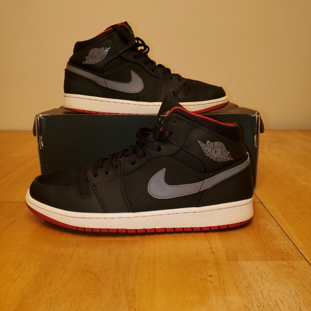 Air Jordan Retro 1 Mid Cool Grey-Black Bred editio